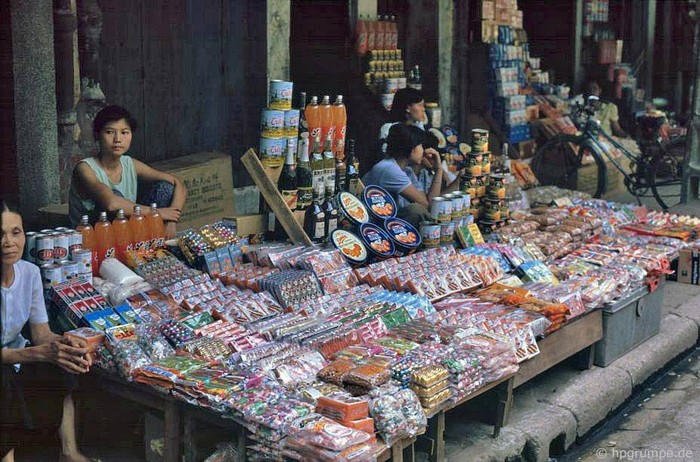 Quầy bán bánh kẹo, rượu bia, Hà Nội 1991.